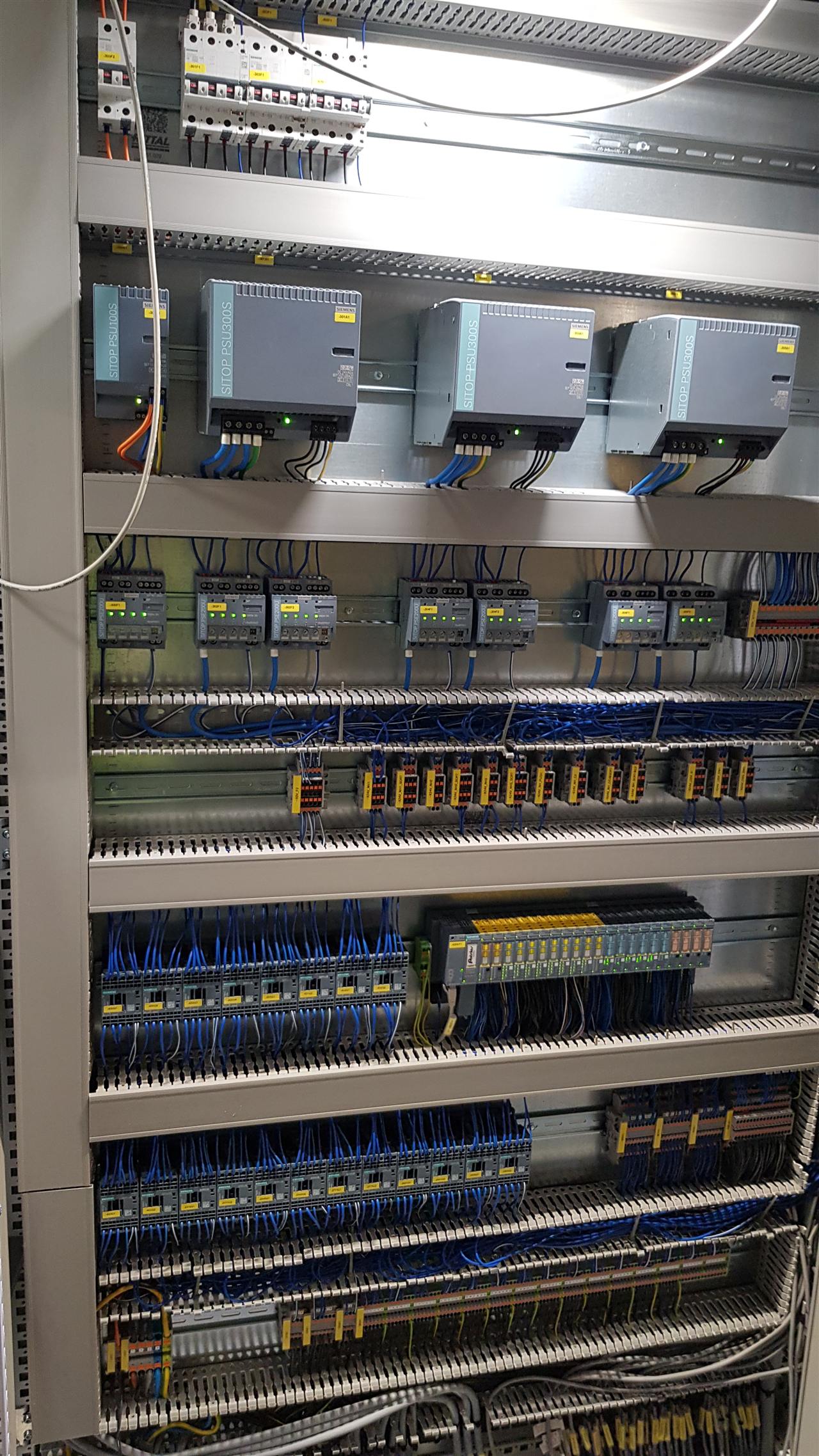 Schaltschrank mit Netzteilen und Sicherheitstechnik