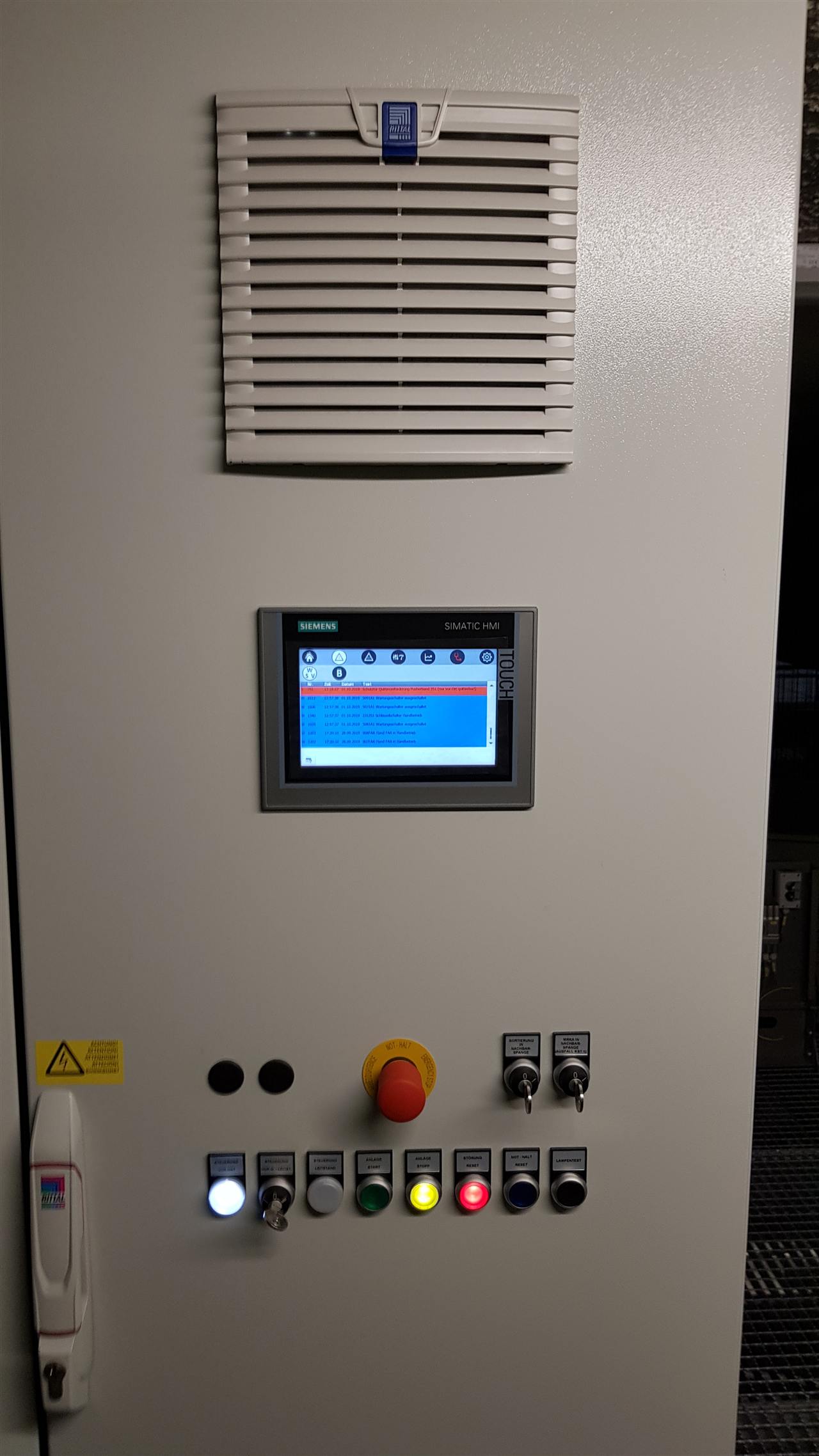 Schaltschranktür mit Touchpanel und Meldeelementen