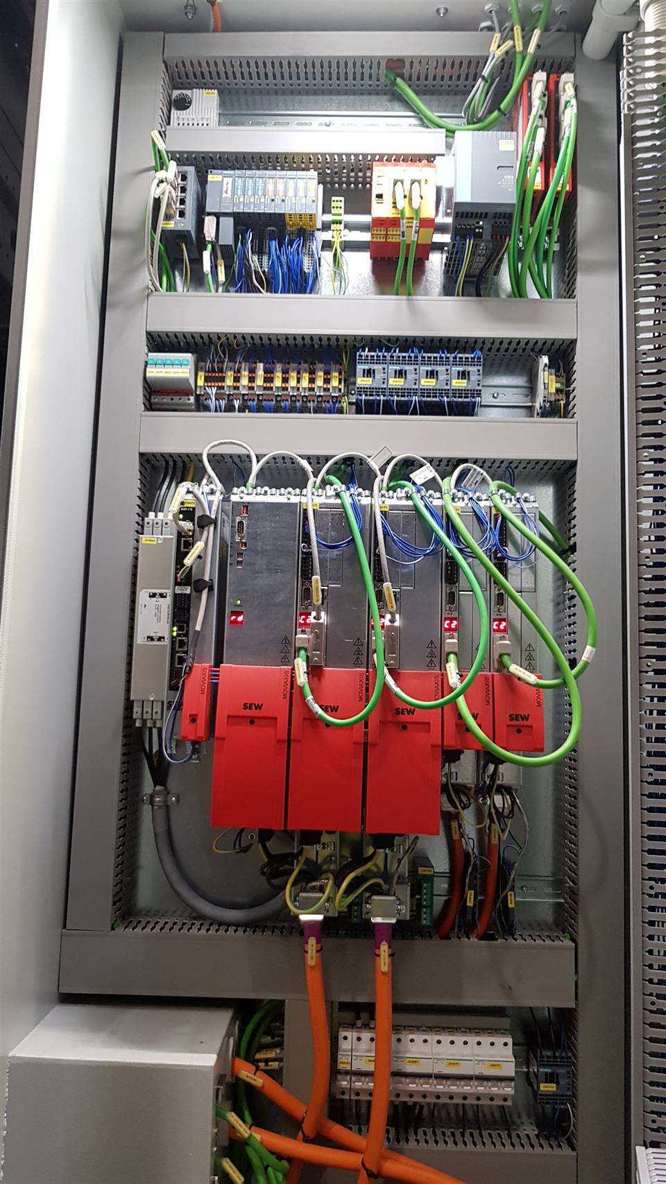Schaltschrank mit SEW-MOVIAXIS-Servoantrieben